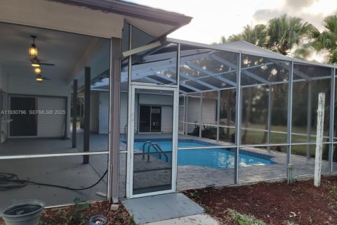 Villa ou maison à vendre à Fort Myers, Floride: 3 chambres № 1989332 - photo 11