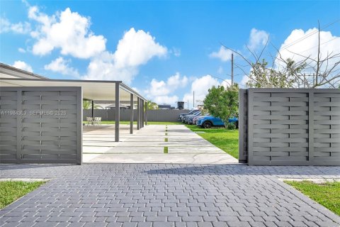 Villa ou maison à vendre à Miami, Floride: 5 chambres, 192.31 m2 № 2055748 - photo 20