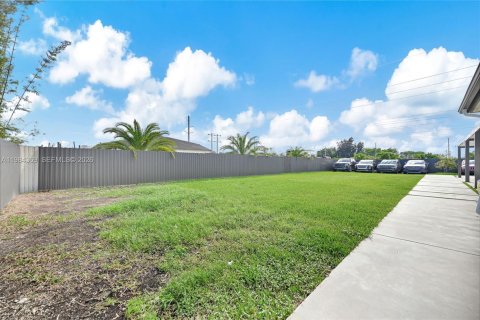 Villa ou maison à vendre à Miami, Floride: 5 chambres, 192.31 m2 № 2055748 - photo 24