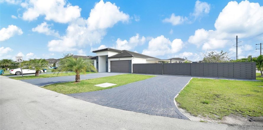 Villa ou maison à Miami, Floride 5 chambres, 192.31 m2 № 2055748