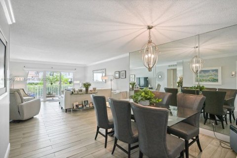 Condo in Lauderdale-by-the-Sea, Florida, 2 bedrooms  № 1924681 - photo 11