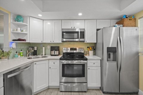 Condo in Lauderdale-by-the-Sea, Florida, 2 bedrooms  № 1924681 - photo 6