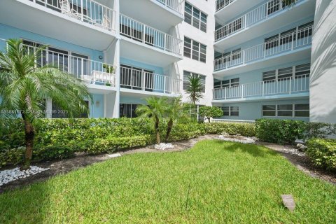 Condo in Lauderdale-by-the-Sea, Florida, 2 bedrooms  № 1924681 - photo 4