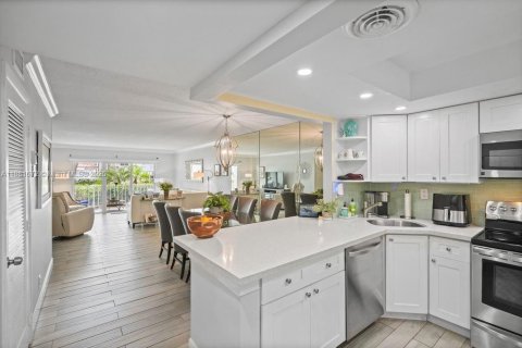 Condo in Lauderdale-by-the-Sea, Florida, 2 bedrooms  № 1924681 - photo 8