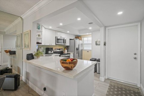 Condo in Lauderdale-by-the-Sea, Florida, 2 bedrooms  № 1924681 - photo 9