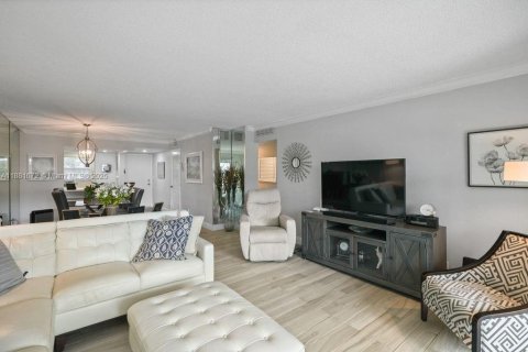 Condo in Lauderdale-by-the-Sea, Florida, 2 bedrooms  № 1924681 - photo 17