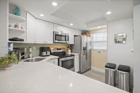 Condo in Lauderdale-by-the-Sea, Florida, 2 bedrooms  № 1924681 - photo 5