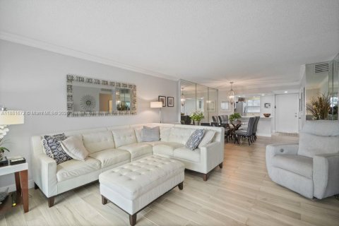 Condo in Lauderdale-by-the-Sea, Florida, 2 bedrooms  № 1924681 - photo 18