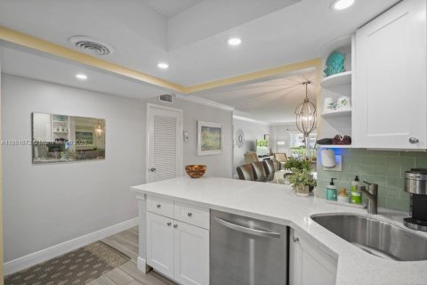 Condo in Lauderdale-by-the-Sea, Florida, 2 bedrooms  № 1924681 - photo 7