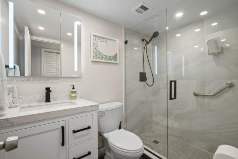 Condo in Lauderdale-by-the-Sea, Florida, 2 bedrooms  № 1924681 - photo 24