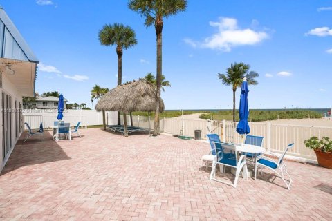 Condo in Lauderdale-by-the-Sea, Florida, 2 bedrooms  № 1924681 - photo 1