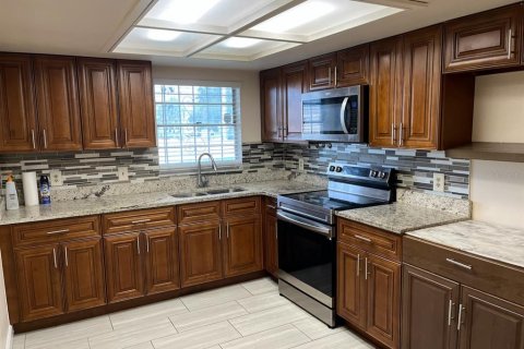 House in Orlando, Florida 3 bedrooms, 102.19 sq.m. № 1916882 - photo 7