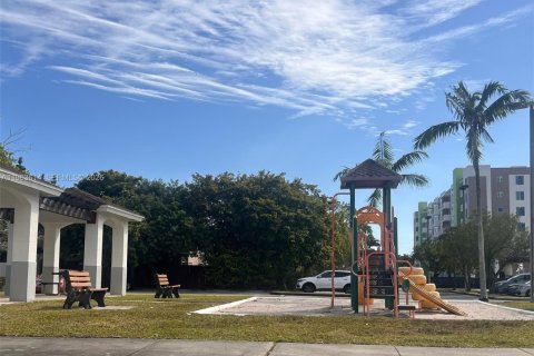 Copropriété à louer à North Miami, Floride: 3 chambres, 100.24 m2 № 2025206 - photo 2