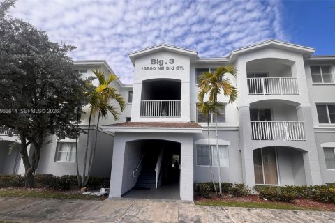 Condominio en North Miami, Florida, 3 dormitorios  № 2025206