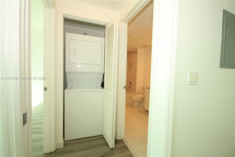 Condo in Miami, Florida, 1 bedroom  № 2033229 - photo 8