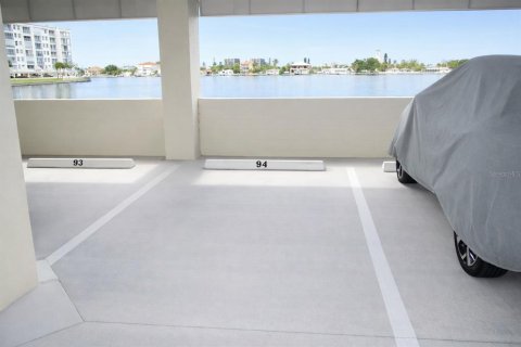 Condo in South Pasadena, Florida, 2 bedrooms  № 2158030 - photo 11
