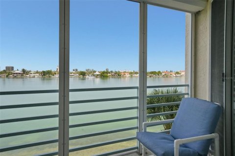 Condo in South Pasadena, Florida, 2 bedrooms  № 2158030 - photo 9