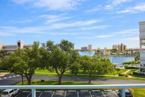 Condo in South Pasadena, Florida, 2 bedrooms  № 2158030 - photo 29