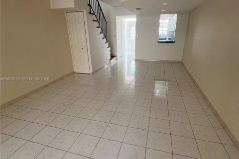 Touwnhouse à louer à Hialeah, Floride: 2 chambres, 84.36 m2 № 2044517 - photo 2