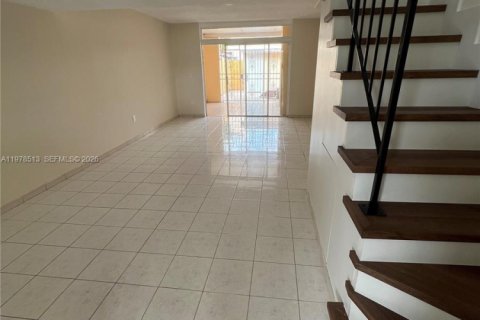 Touwnhouse à louer à Hialeah, Floride: 2 chambres, 84.36 m2 № 2044517 - photo 3