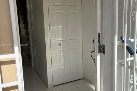 Touwnhouse à louer à Hialeah, Floride: 2 chambres, 84.36 m2 № 2044517 - photo 9