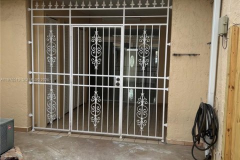 Touwnhouse à louer à Hialeah, Floride: 2 chambres, 84.36 m2 № 2044517 - photo 23