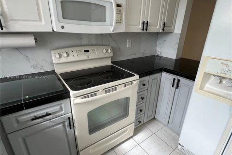 Touwnhouse à louer à Hialeah, Floride: 2 chambres, 84.36 m2 № 2044517 - photo 7