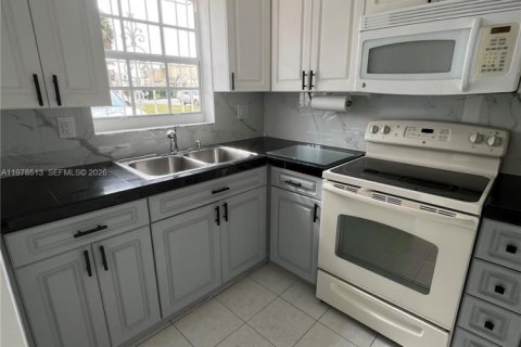 Touwnhouse à louer à Hialeah, Floride: 2 chambres, 84.36 m2 № 2044517 - photo 6