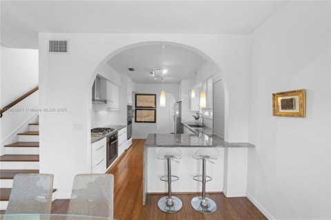 House in Miami, Florida 4 bedrooms, 270.53 sq.m. № 1954950 - photo 22