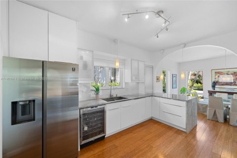 House in Miami, Florida 4 bedrooms, 270.53 sq.m. № 1954950 - photo 25