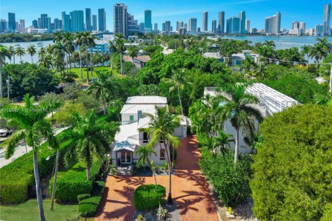 House in Miami, Florida 4 bedrooms, 270.53 sq.m. № 1954950 - photo 1