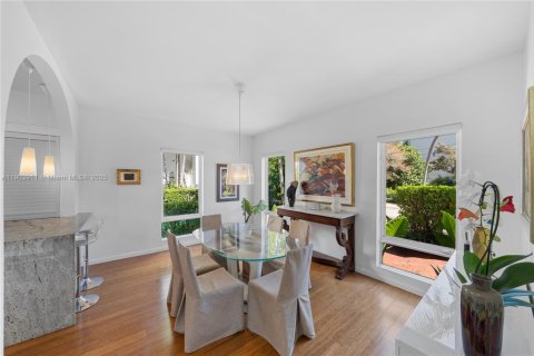 House in Miami, Florida 4 bedrooms, 270.53 sq.m. № 1954950 - photo 21