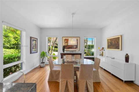 House in Miami, Florida 4 bedrooms, 270.53 sq.m. № 1954950 - photo 26