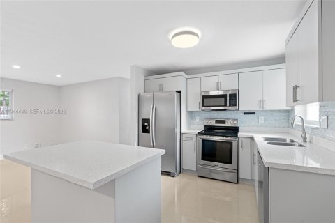 House in Fort Lauderdale, Florida 3 bedrooms, 117.52 sq.m. № 2001041 - photo 15