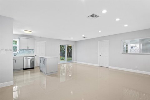 House in Fort Lauderdale, Florida 3 bedrooms, 117.52 sq.m. № 2001041 - photo 11