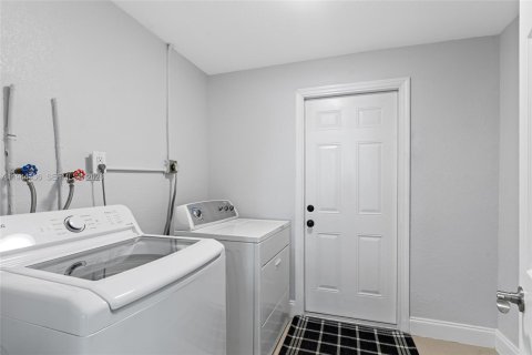 House in Fort Lauderdale, Florida 3 bedrooms, 117.52 sq.m. № 2001041 - photo 24