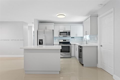 House in Fort Lauderdale, Florida 3 bedrooms, 117.52 sq.m. № 2001041 - photo 14