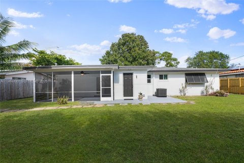 House in Fort Lauderdale, Florida 3 bedrooms, 117.52 sq.m. № 2001041 - photo 30