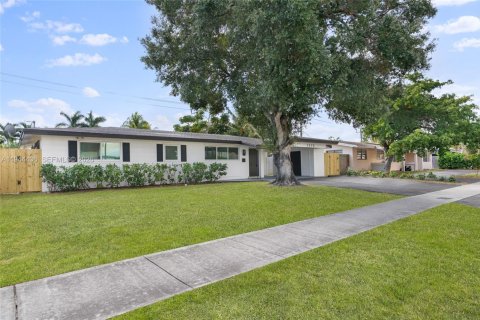 House in Fort Lauderdale, Florida 3 bedrooms, 117.52 sq.m. № 2001041 - photo 3