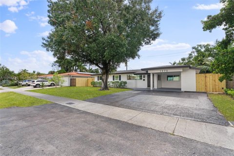 House in Fort Lauderdale, Florida 3 bedrooms, 117.52 sq.m. № 2001041 - photo 2