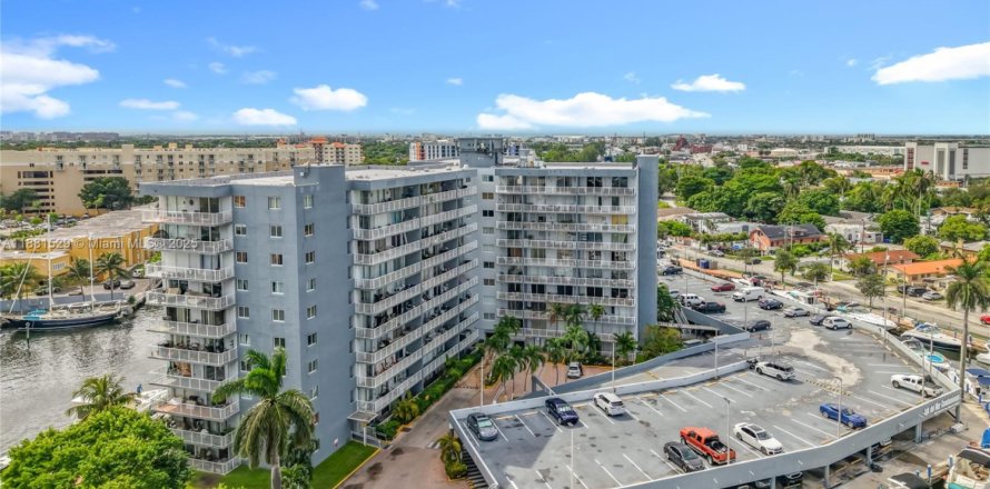 Condominio en Miami, Florida, 1 dormitorio № 1924879