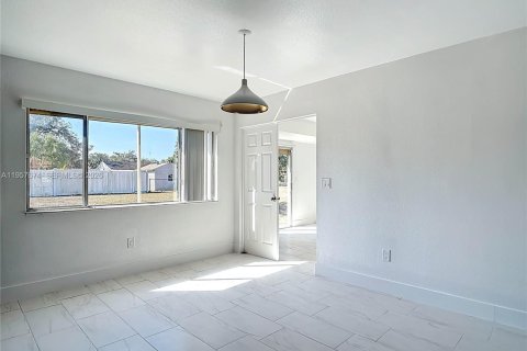 Villa ou maison à louer à North Port, Floride: 3 chambres, 124.49 m2 № 2153568 - photo 6