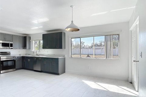 Villa ou maison à louer à North Port, Floride: 3 chambres, 124.49 m2 № 2153568 - photo 5