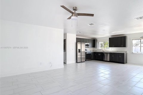 Villa ou maison à louer à North Port, Floride: 3 chambres, 124.49 m2 № 2153568 - photo 4