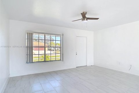 Villa ou maison à louer à North Port, Floride: 3 chambres, 124.49 m2 № 2153568 - photo 3