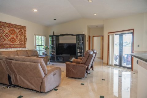 Villa ou maison à vendre à Miami, Floride: 5 chambres, 362.6 m2 № 2080383 - photo 8