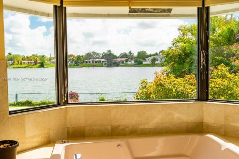 Villa ou maison à vendre à Miami, Floride: 5 chambres, 362.6 m2 № 2080383 - photo 13