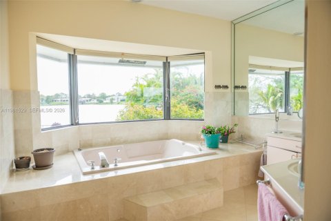 Villa ou maison à vendre à Miami, Floride: 5 chambres, 362.6 m2 № 2080383 - photo 11