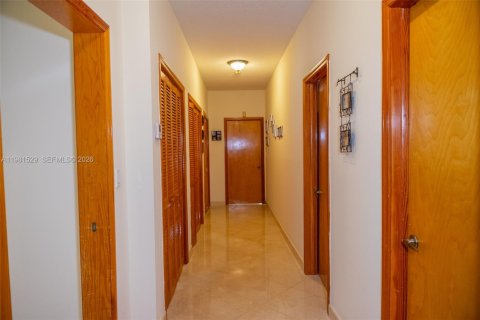 Villa ou maison à vendre à Miami, Floride: 5 chambres, 362.6 m2 № 2080383 - photo 10
