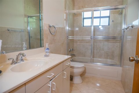 Villa ou maison à vendre à Miami, Floride: 5 chambres, 362.6 m2 № 2080383 - photo 22